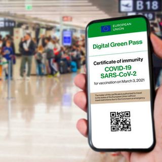 Non hanno il green pass: la scuola vieta l'ingresso a due professori. Che vanno a sporgere denuncia