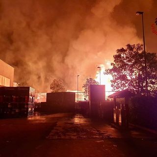 Incendi a catena in provincia di Torino: coinvolti diversi capannoni industriali. Si cerca il piromane