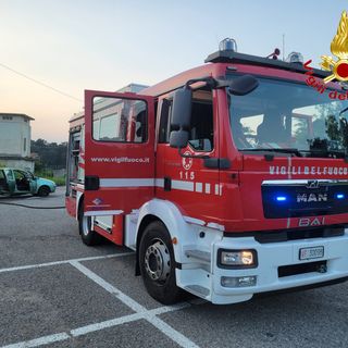 Le fiamme circoscritte a Casciago (a sinistra) e a Cadrezzate con Osmate (destra)