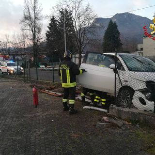 FOTO. Mesenzana, auto esce di strada e abbatte una recinzione