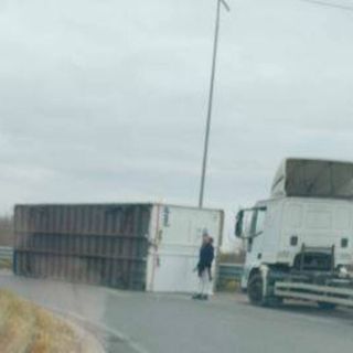 Rovellasca, camion perde il container all'incrocio