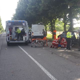 Furgone contro auto a Busto: tre giovani feriti e strada chiusa