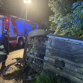 FOTO. Auto si ribalta a Venegono Superiore: paura per due ragazzi