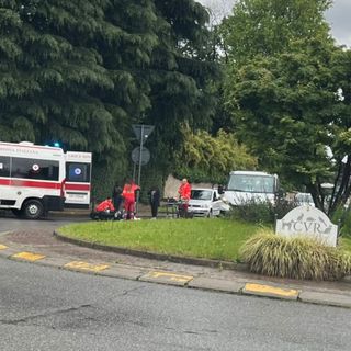 FOTO. Cade dal motorino alla rotonda, ferita una donna di 39 anni a Gallarate