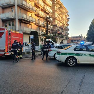 FOTO. Busto Arsizio, operaio cade da un ponteggio in via Ferrer: è grave