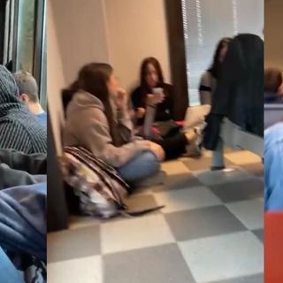Aula gremita e studenti accomodati sul pavimento stamattina all'Insubria