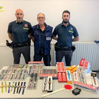 Cerca di passare il confine con 57 Swatch senza dichiararli: ora rischia una multa fino a 50mila euro
