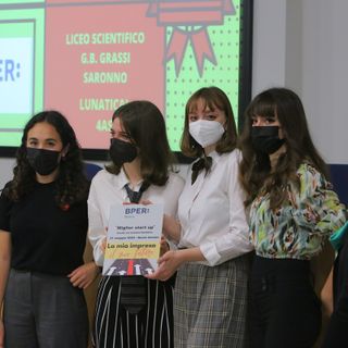 Le studentesse del liceo “Grassi” di Saronno premiate dalla banca. Sotto, tutti i vincitori
