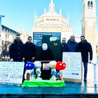 I giovani della Lega e il loro fantoccio dedicato ai mancati falò all'Ite Tosi