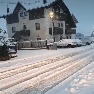 La situazione a Livigno alle prime ore di questa mattina (foto tratta dalla pagina Facebook &quot;Livigno is magic&quot;). Sotto in gallery Riale di Formazza al risveglio