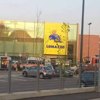 I mezzi di soccorso intervenuti al Tigros di Lomazzo
