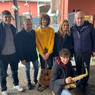 In stazione a Varese arriva il totem che permette a musicisti e artisti di esibirsi dal vivo