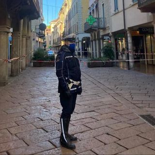 Si stacca un filo di luminarie, chiuso un tratto di corso Matteotti