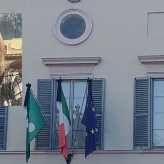 Le bandiere listate a lutto e il sindaco Mirella Cerini