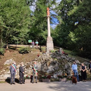 FOTO E VIDEO. Monsignor Delpini al Campo dei Fiori per la statua della Madonnina: «Veglia dall’alto su tutti noi» FOTO E VIDEO. Monsignor Delpini al Campo dei Fiori per la statua della Madonnina: «Veglia dall’alto su tutti noi»