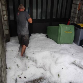 La situazione della grandine a Origgio (foto da IlSaronno.it)