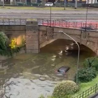 Un'auto, di cui si intravede il tetto, trasportata dalla furia dell'acqua nel Saronnese (foto tratta da IlSaronno.it)