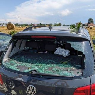 FOTO. Grandinata disastrosa: danni ad oltre 300 auto di pendolari a Saronno