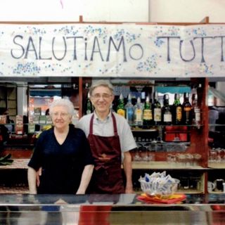 Mariuccia e Danilo quando si congedarono dai clienti in drogheria dopo un lungo cammino - foto per cortesia della famiglia