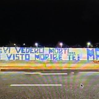 Alcuni ultrà del Napoli espongono un vergognoso striscione contro Maroni