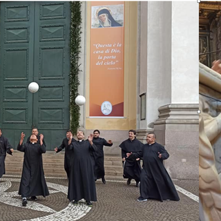 Le foto postate dai sacerdoti