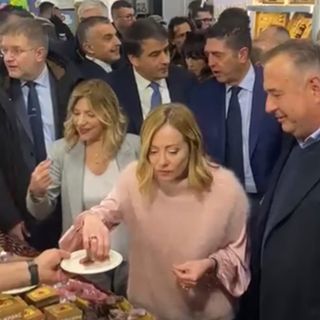 VIDEO. Meloni visita la Fiera dell’Artigianato e apprezza le bontà varesine