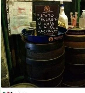 Minacce e auguri di fallimento dopo la diffusione di una foto sul tema vaccini per una birreria di Torino