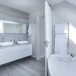 Mobili da bagno sospesi o a terra: guida alla scelta