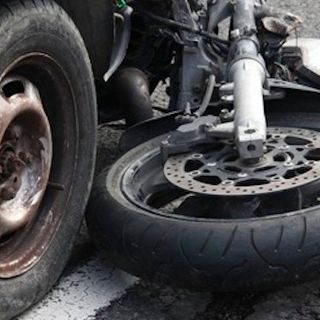 Tragico schianto in viale Aguggiari: muore motociclista di 37 anni