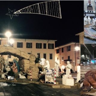Nella foto più grande il presepe dov'era prima, in piazza Santa Maria: qui ora c'e l'albero. A lato il presepe spostato in via Cardinal Tosi e il Babbo Natale che sbuca dalla pavimentazione in via Milano