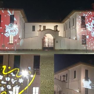 Stelle, abeti e fiocchi di neve. Luci (di Natale) accese su piazza Vittorio Emanuele
