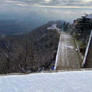 La terrazza del Mosè innevata questa mattina al Sacro Monte