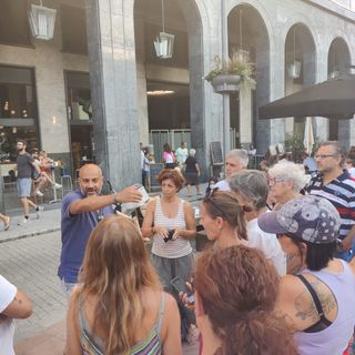 FOTO E VIDEO No green pass in piazza anche a Varese. Paragone: «Carta inutile. Serve un giudice che ristabilisca lo Stato di diritto»