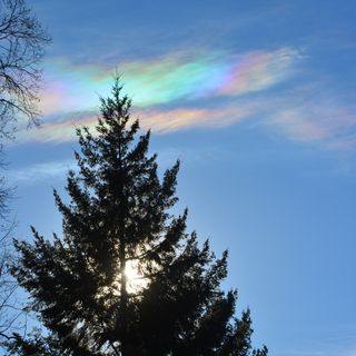 Nubi iridescenti nei cieli della provincia di Varese (foto tratta dalla pagina Facebook ufficiale del Centro Geofisico Prealpino)