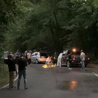 Carabinieri e polizia locale alla rotonda che da Cantello porta in via Varese