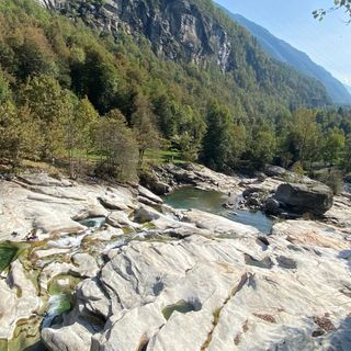 Si butta nel fiume per salvare il cane e rimane bloccata in acqua. Donna salvata dalle acque degli Orridi di Uriezzo