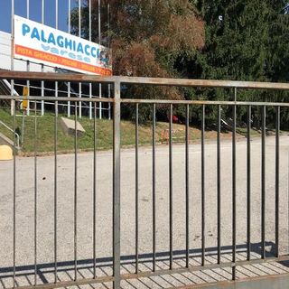 La questione palaghiaccio approda in consiglio comunale: «Ignorate le richieste delle associazioni»