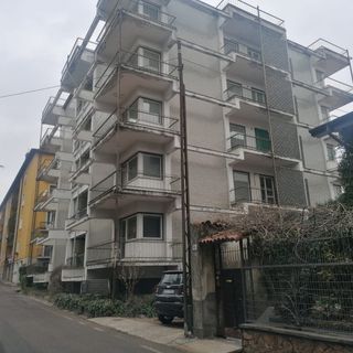 Varese, palazzo abbandonato trasformato in dormitorio: «Furti e aggressioni, viviamo nell'angoscia»