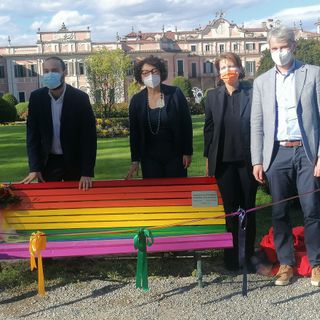 VIDEO. Una panchina arcobaleno ai Giardini Estensi: «Varese città per i diritti umani di tutti»