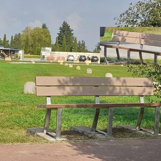 Le panchine crescono in via Lonate