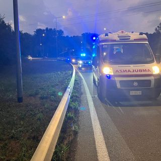 Un uomo in parapendio precipita nella zona dei Ronchi (foto a destra) e i soccorritori mentre setacciano la vegetazione a fianco della ciclabile
