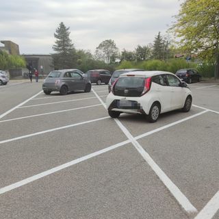 Casbeno, arrivano le strisce nel parcheggio del cimitero, ma anche la sosta a disco orario