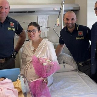 Fiamme gialle e fiocco rosa: donna incinta bloccata nel traffico scortata in ospedale per partorire