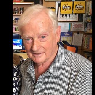 Peppino Tagliabue e sotto la Madonna dell'Aiuto