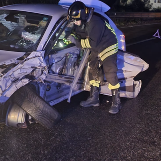FOTO. Varese, frontale in via Peschiera: auto distrutte, paura per due automobilisti