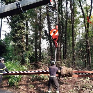 Vergiate, portale stradale rischia di rovinare sull'asfalto. I vigili del fuoco mettono in sicurezza l'area