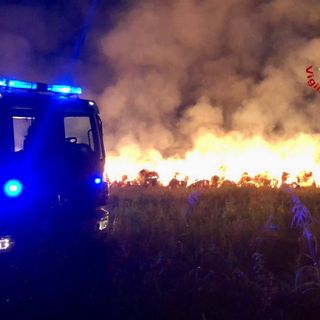 Maxi incendio a Caronno Pertusella: cento rotoballe di fieno in fiamme. Vigili del fuoco a protezione di case e ferrovia