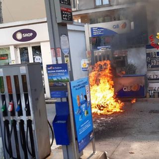 FOTO. Fa benzina al distributore e la moto prende fuoco: motociclista ustionato a Luino