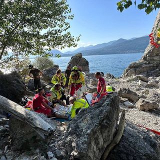 Scivola sugli scogli in riva al lago al Sasso Galletto e si ferisce alla schiena: trasportato in ospedale con l'elisoccorso
