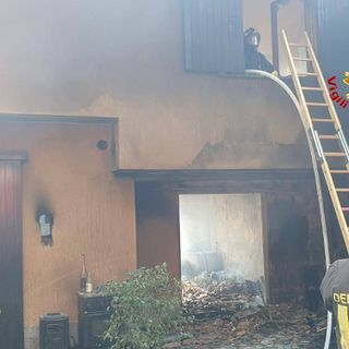 Brucia abitazione a Montegrino Valtravaglia: vigili del fuoco al lavoro, edificio inagibile